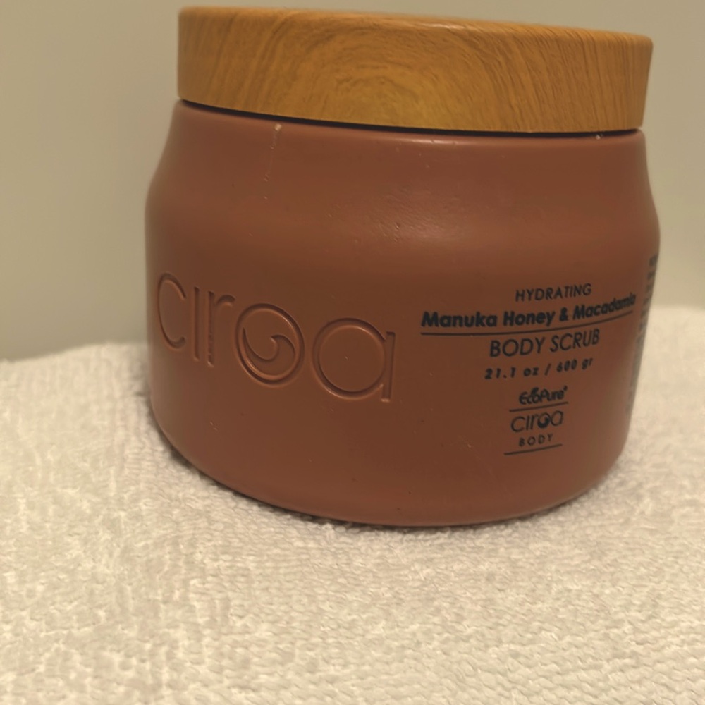 CIROA HYDRATING MANUKA HONEY & Macadamia Body Scrub